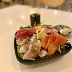 SUSHI To The MOON - Sashimi plate