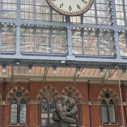 YHA London St Pancras - Train to London stop.