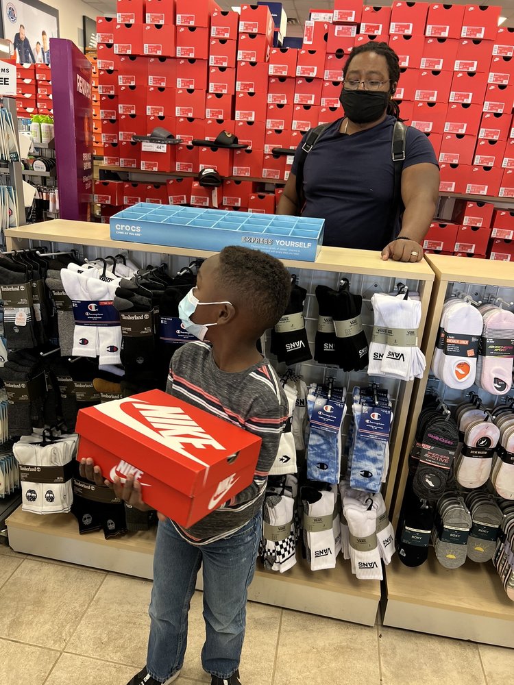 RACK ROOM SHOES Updated July 2024 1000 Tanger Dr, Locust Grove