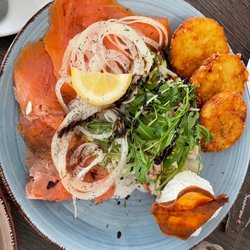 Der Windbeutel-König - Salmon with potato pancakes and salad