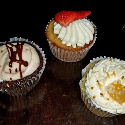 Le Petite Cheri Cupcakery - Raspberry creme, coconut mango (off the chain!) Strawberry shortcake