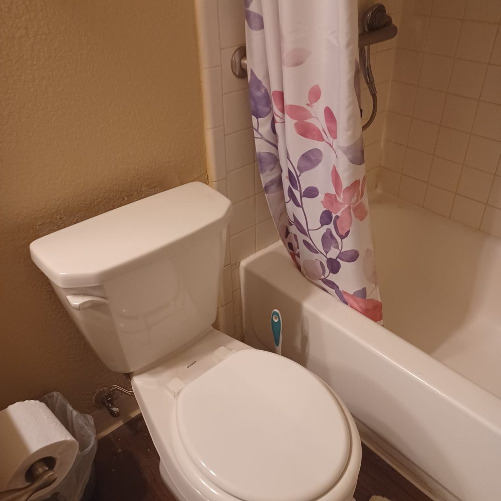 Villa Camarillo Apartments - Hall toilet - Apartments Near Me - Camarillo, California