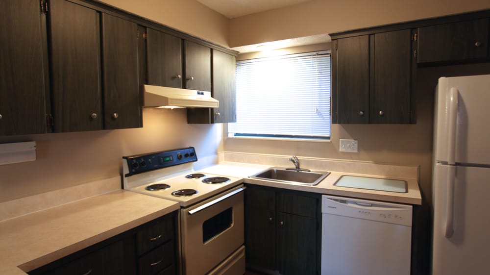 WOODVIEW PLAZA Updated March 2024 6870 E Livingston Ave