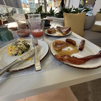 Ka La'i Waikiki Beach, LXR Hotels & Resorts - Breakfast - Hotels Near Me - Honolulu, Hawaii
