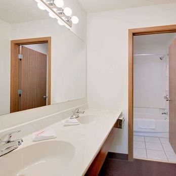 Super 8 by Wyndham Keystone/Mt. Rushmore - Guest room bath - Hotels Near Me - Keystone, South Dakota Super 8 by Wyndham Keystone/Mt. Rushmore - Guest room bath - Hotels Near Me - Keystone, South Dakota