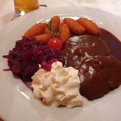 Gasthof Wildschönauer Bahnhof - Rehbraten mit Kroketten und Rotkraut.