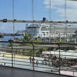 El Muelle - This is how close the mall is to the cruise terminal.