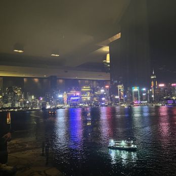 九龍香格里拉大酒店 - Night view of the harbour from lounge area - Hotels Near Me - Hong Kong, HK