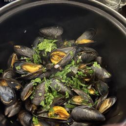 Steamed mussels with wine and garlic