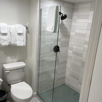 Hotel Leo - Our bathroom was great but the shower head was weak - Hotels Near Me - Bellingham, Washington