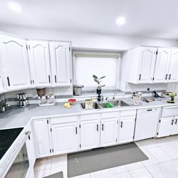 Alpha painting - Freshen up these oak kitchen cabinets to Benjamin Moore Oxford White