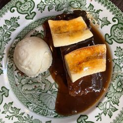 Cleveland Arms - Roast beef, carrots Yorkshire pud all the rest. Sticky toffee pudding. Yum.