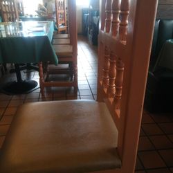 Gilberto's Mexican Restaurant - Chairs designed to make you want to LEAVE IMMEDIATELY! Very uncomfortable and discouraging.