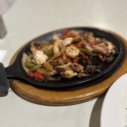 Yoyo's Bar and Grille - Chicken and Shrimp fajitas
