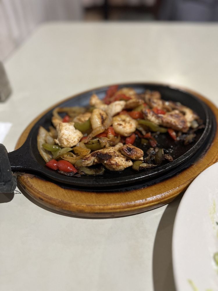 YOYO’S BAR AND GRILLE Updated September 2024 14 Photos 210