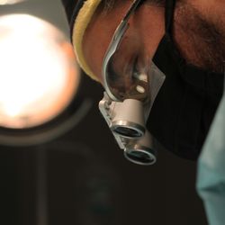 Urologist in Merida | Jesús Gallardo M.D. - Dr. Jesús Gallarddo | Urólogo en Mérida, Yucatán. Microcirugía con lupas Heine / Microsurgery with Heine loupes.