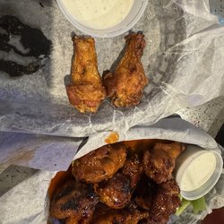 Vine Tavern & Eatery - Maple hot wings  tossed in sauce and 2 drumsticks untossed