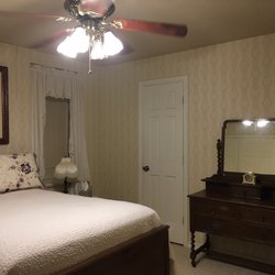 TEXAS KING HOTEL - Grandmas room with antique dresser