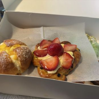 Paris Baguette - Mango & cream brioche/ chocolate chip strawberry pastry. - Bakeries Near Me - Houston, Texas Paris Baguette - Mango & cream brioche/ chocolate chip strawberry pastry. - Bakeries Near Me - Houston, Texas