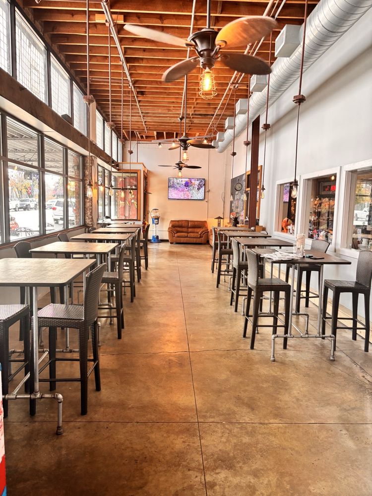 The Daily Grind Cafe Logo