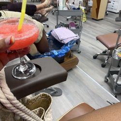Leslie's Nails & Spa - Deluxe Pedicure with Margaritas