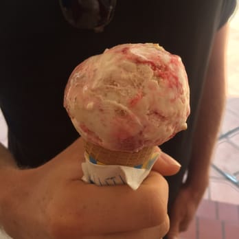 Helados Dolphy - Strawberry cheesecake ice cream - Ice Cream & Frozen Yogurt Near Me - Zapopan, JAL
