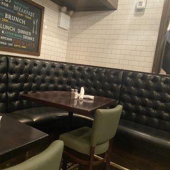 Park Avenue Tavern - Seating in the upper level bar restaurant area - American Near Me - New York, New York