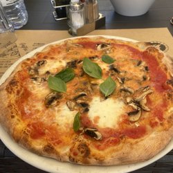 Dal Pascià - Mushroom pizza with basil