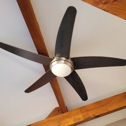 L'Ancienne Auberge - Rm 5 "les Hirondelles" ceiling fan/light.