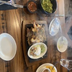 Rio Grande Tex Mex Bar and Grill - Guacamole and rio grande fajitas