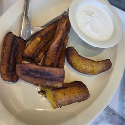 Platanos Con Frijoles Y Crema