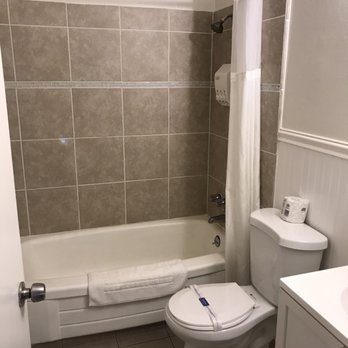 Sovana Inn - Clean bathrooms and clean baseboards. Very impressive for the price - Hotels Near Me - Medford, Oregon