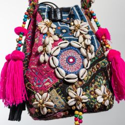 Circle by Nikki Prasad - The bucket bag
Available for purchase $80
Dimension height:10", length: 7", width:4",strap:42"