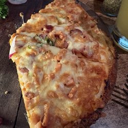 The Landing - Horrible pizza.