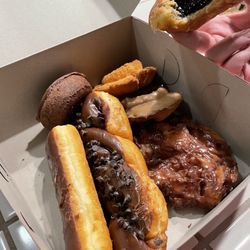 Donut King - 05.22.25 Our (almost 10p on a Sat) evening haul...~$16 The case was quite full, so these were freshly baked!