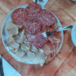 Pizzeria Liviana - Starter: slices of different meats (great quality) with freshly baked (still warm!) bread. Delicious.