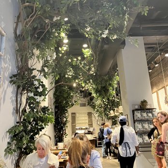 maman - Interior has great decor and is very spacious - French Near Me - New York, New York maman - Interior has great decor and is very spacious - French Near Me - New York, New York