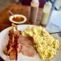 Mi Casita - Spam, bacon & eggs (à la carte) (Spam is an underrated & cheap "superfood")