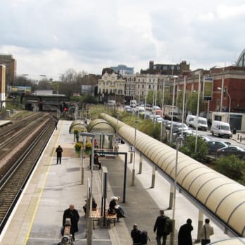 Kensington Olympia Station - View over the northbound platform (2) and District Line platform (1). The southbound platform (3) is on the left. - Public Transportation Near Me - London, XGL