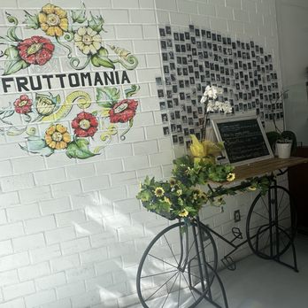 Fruttomania - Inside decor - Juice Bars & Smoothies Near Me - Los Angeles, California Fruttomania - Inside decor - Juice Bars & Smoothies Near Me - Los Angeles, California