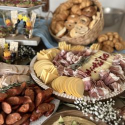 Hunny’s Boards & Flowers - Brunch grazing table