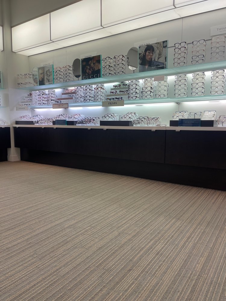 LENSCRAFTERS Updated March 2024 17600 Yonge Street, Newmarket