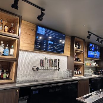 Larks Entertainment - Restaurants Near Me - Kansas City, Missouri
