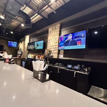 Chili's - Inside - American Near Me - Clark, New Jersey