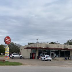 Bartlett Red & White Grocery - Outside and parking
