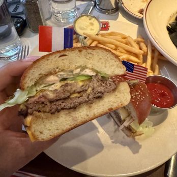 Le Diplomate - Burger Amrican - Brasseries Near Me - Washington, DC, District of Columbia