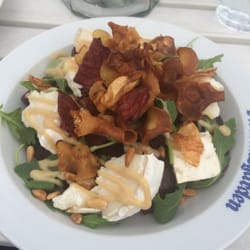 Korsnäsgården - Rödbetor med chevré. God.