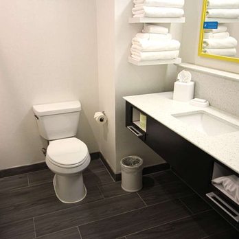 Hampton Inn West Plains - Guest room bath - Hotels Near Me - West Plains, Missouri