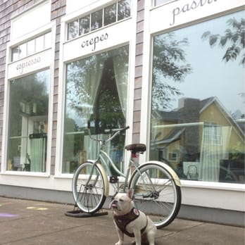 Cafe C'est La Vie - Frenchie al fresco - Cafes Near Me - Depoe Bay, Oregon