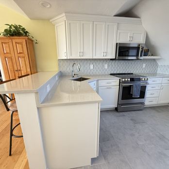 Mayflower Cabinets - Kitchen renovation 
Kitchen cabinet white shaker 
Quartz Countertop 
Kitchen backsplash - General Contractors Near Me - Kingston, Massachusetts